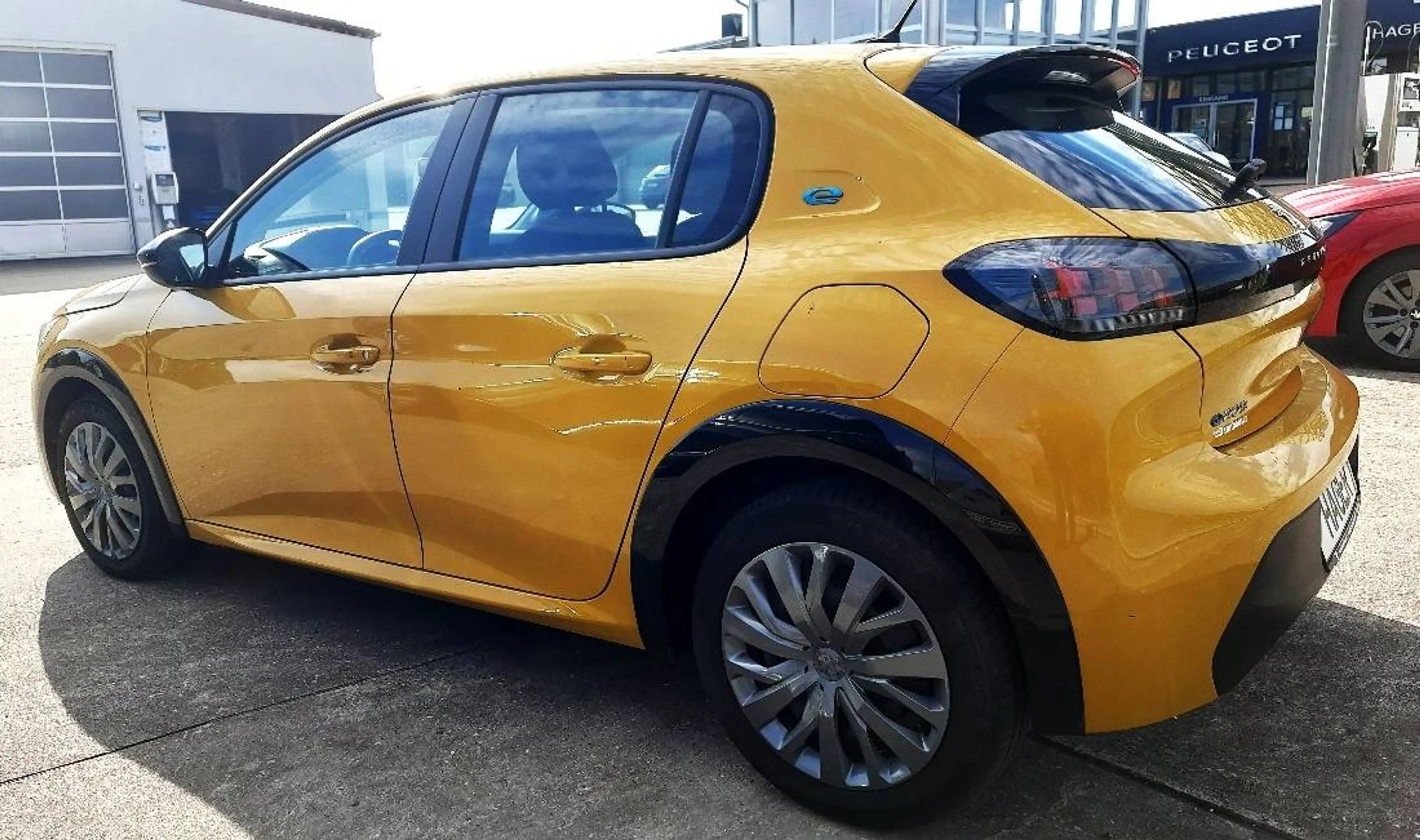 Peugeot 208 E-ACTIVE DAB Sitzheizung Tempomat Navigationssystem — photo 2