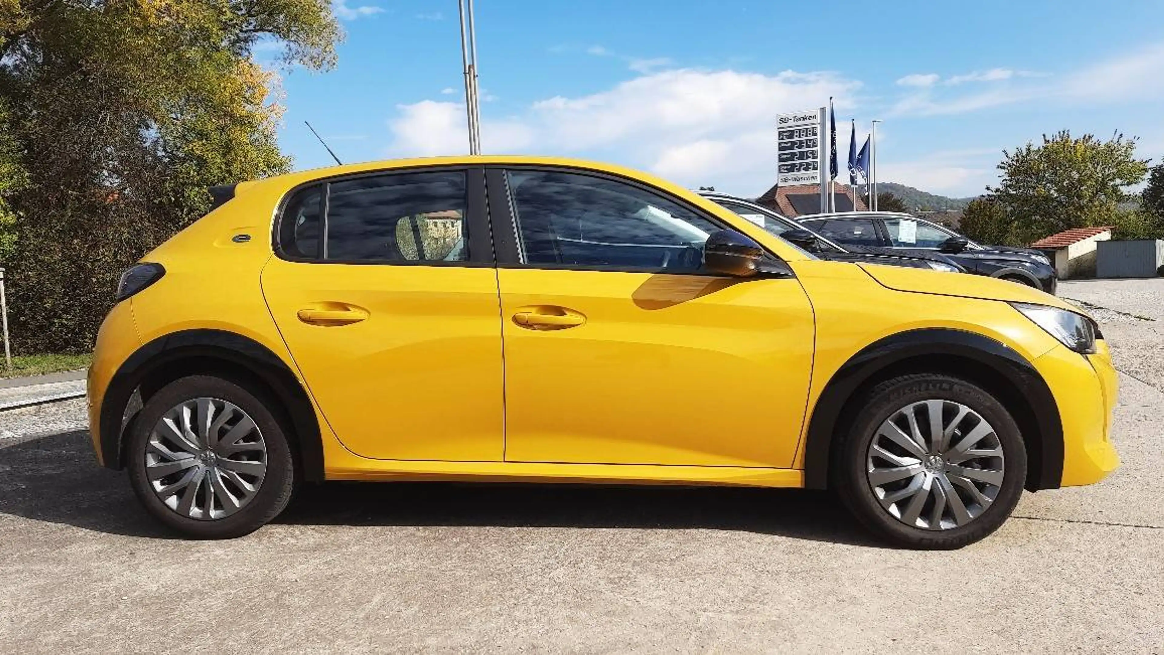 Peugeot 208 E-ACTIVE DAB Sitzheizung Tempomat Navigationssystem — photo 6