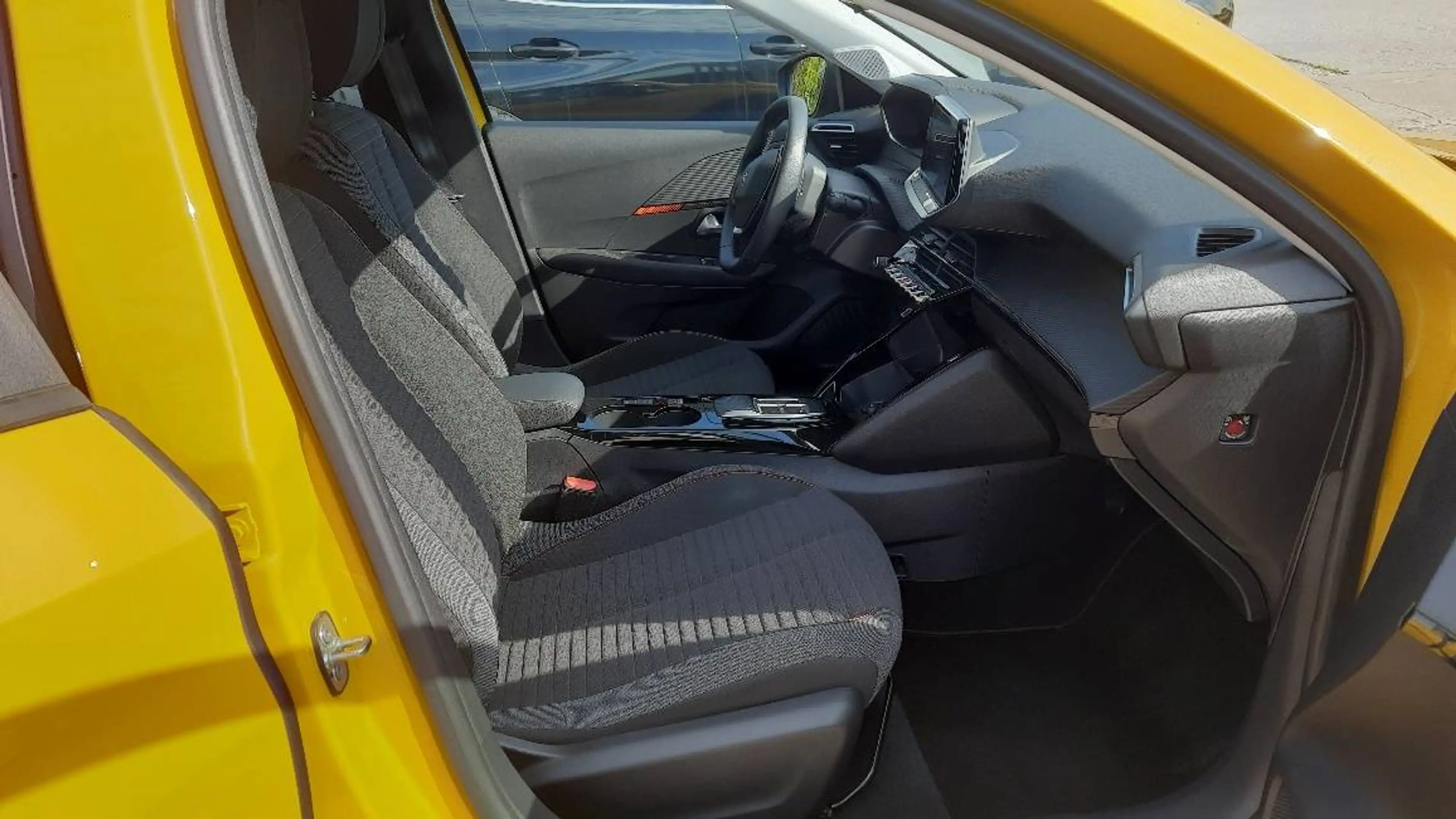 Peugeot 208 E-ACTIVE DAB Sitzheizung Tempomat Navigationssystem — photo 10