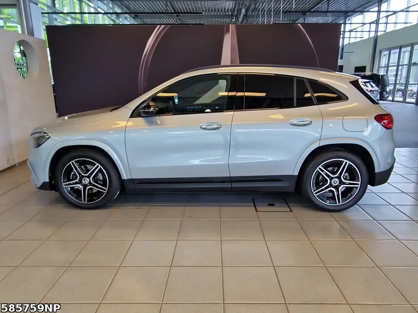Mercedes-Benz GLA 200 AMG AHK Night Kamera Distronic KeylessGo Silber - 2