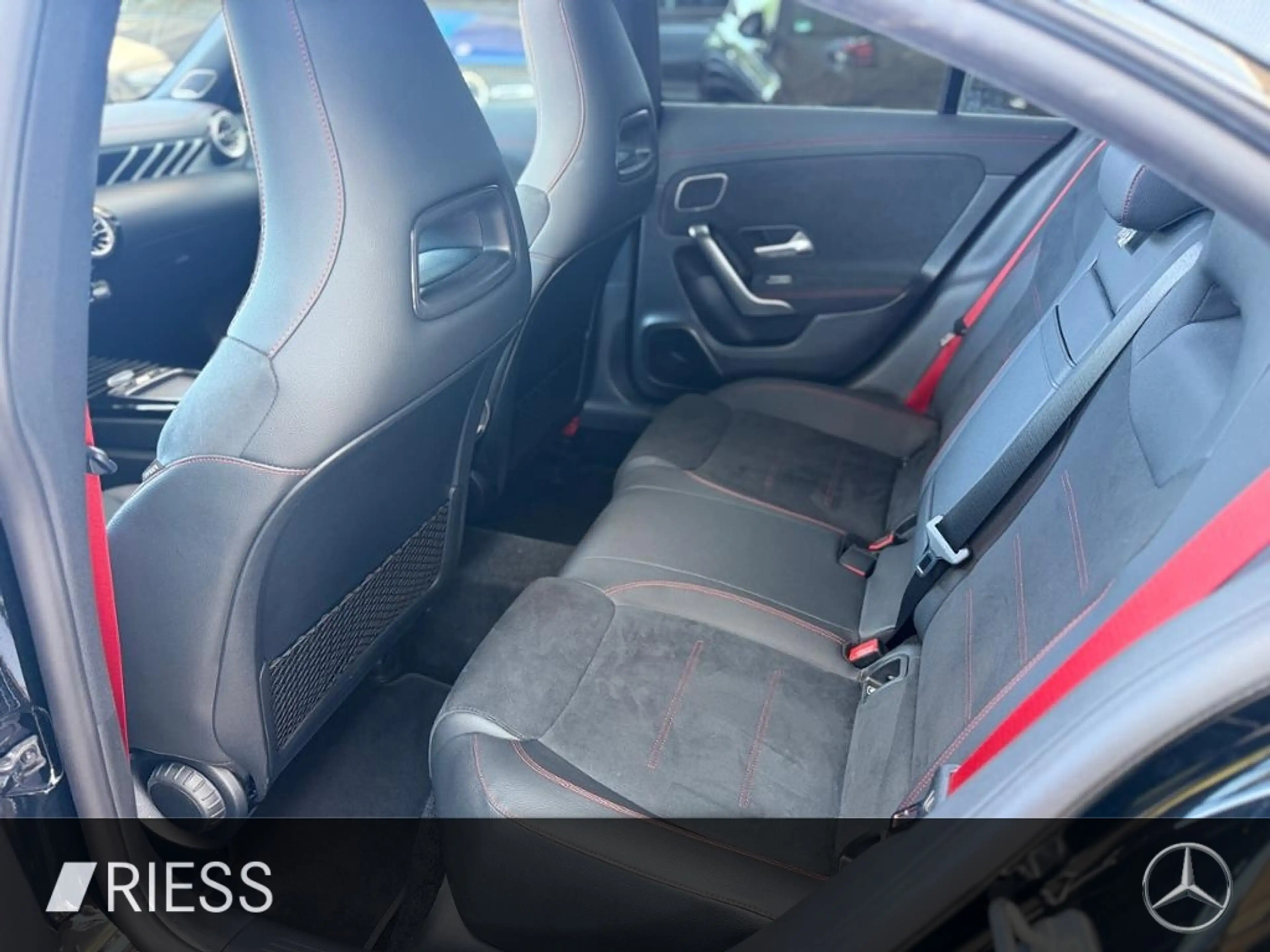 Mercedes-Benz CLA 35 AMG 4MATIC Coupé PANO BURM AERO NGHT II — photo 7