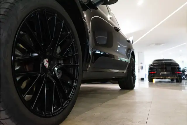 Porsche Macan view 11