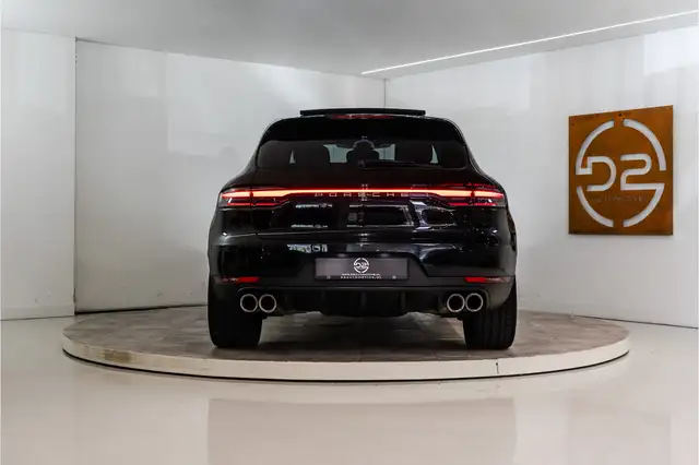 Porsche Macan view 4