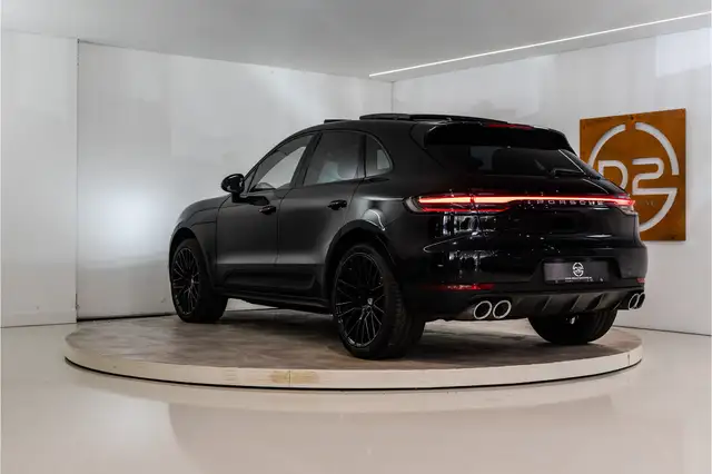 Porsche Macan view 3