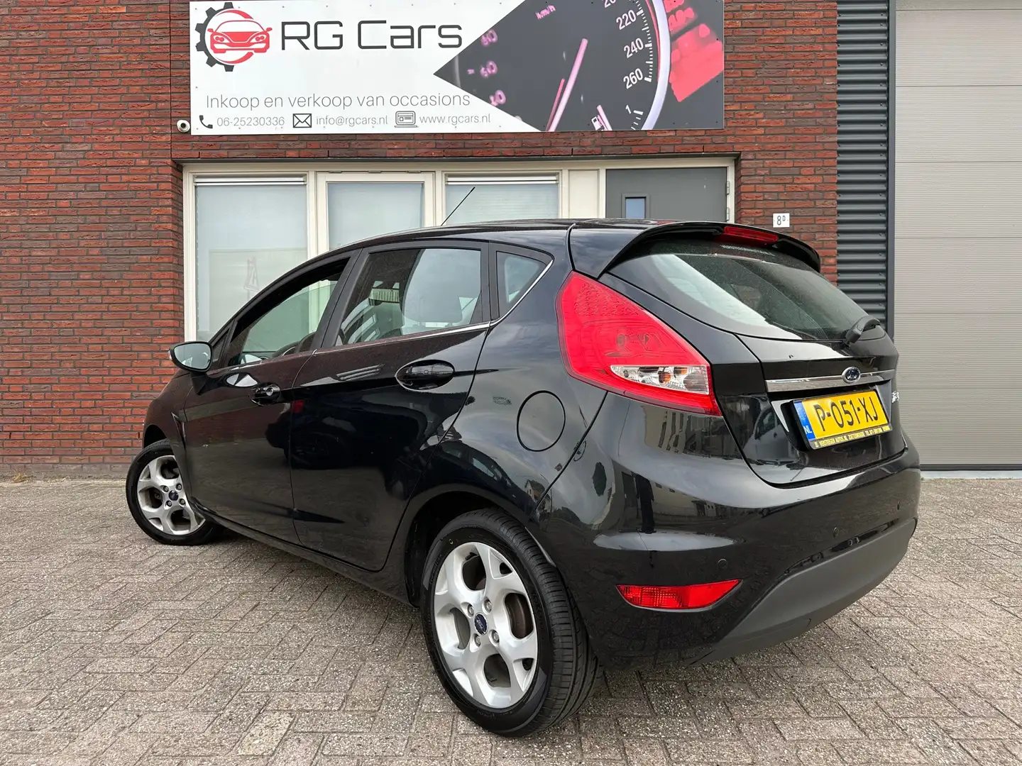Ford Fiesta 1.4 Ghia / PDC / Airco / 5DRS / AUX / LM Zwart - 2