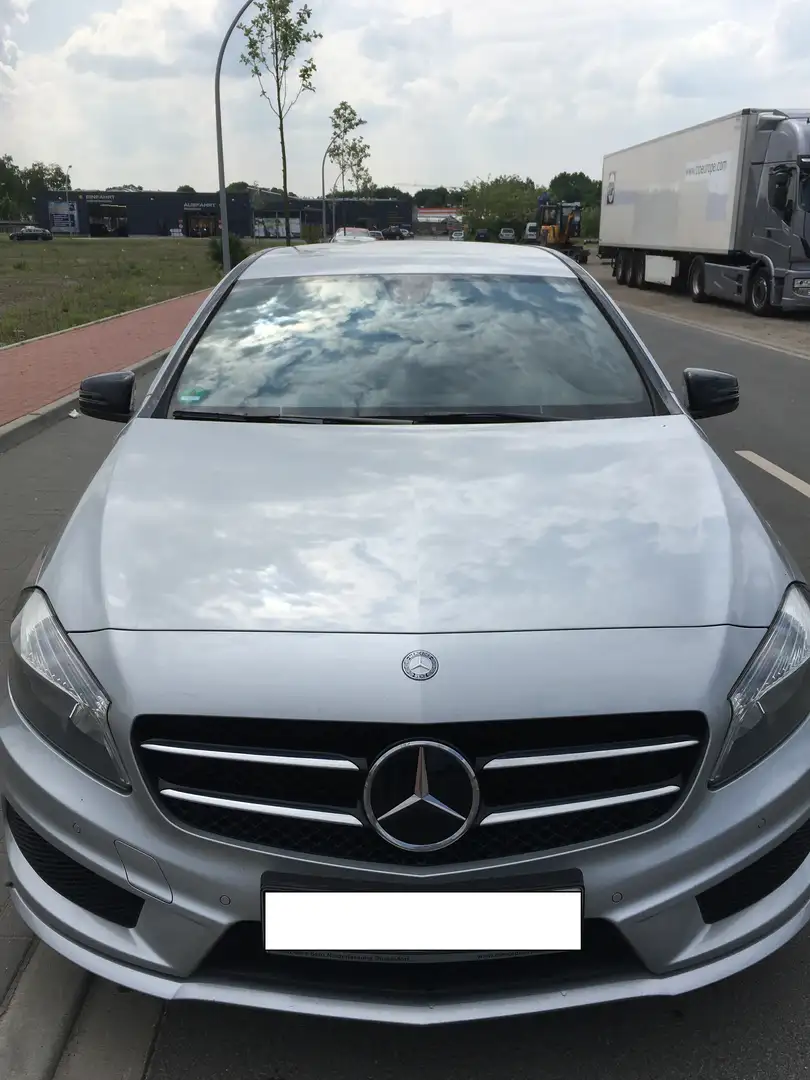 Mercedes-Benz A 180 (BlueEFFICIENCY) 7G-DCT AMG Sport Silber - 1