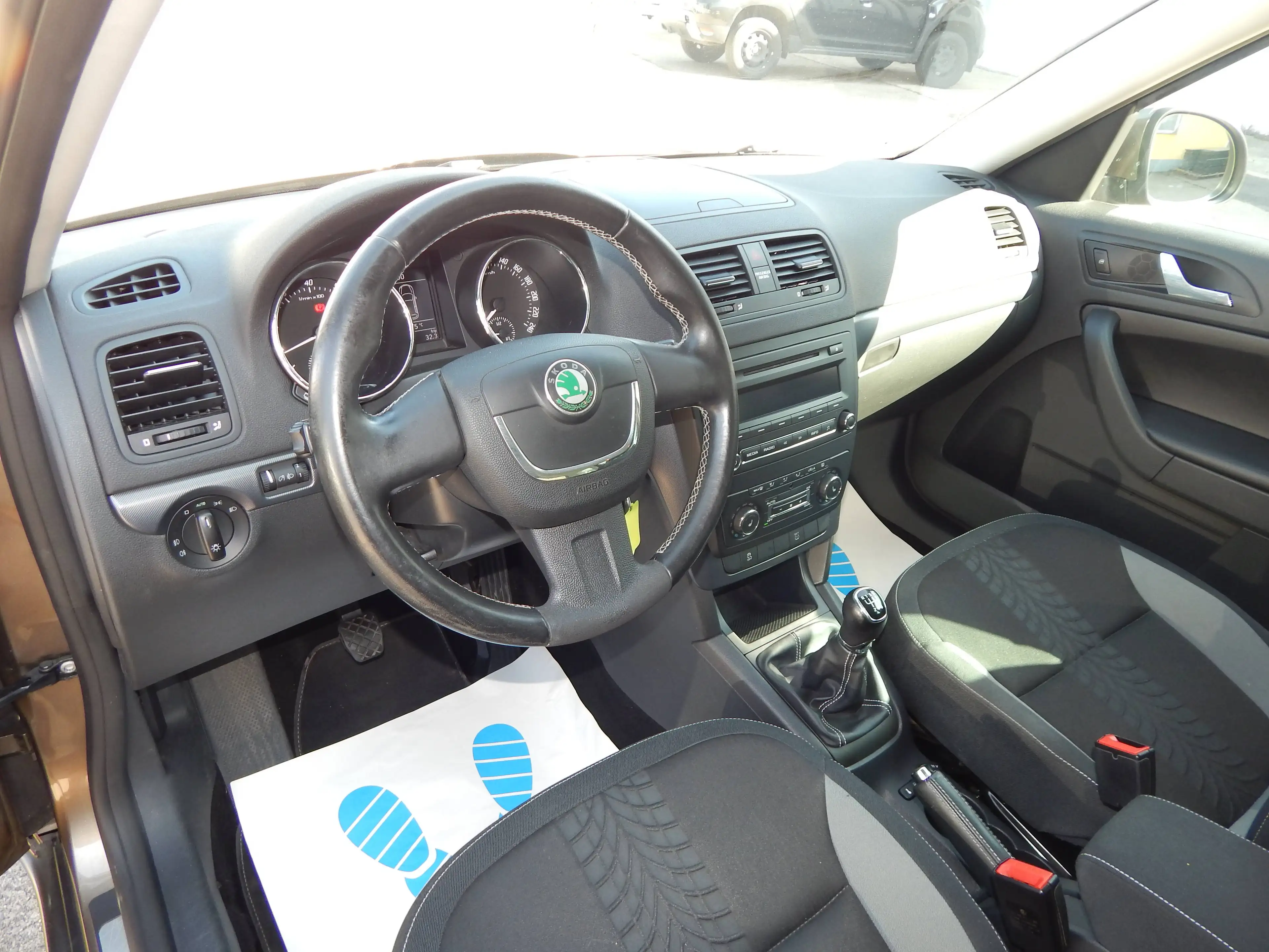 Skoda Yeti Adventure*1.HAND*LM*PDC*90 TKM*SITZHEIZUNG*KLIMAAUT*TOP* — photo 11