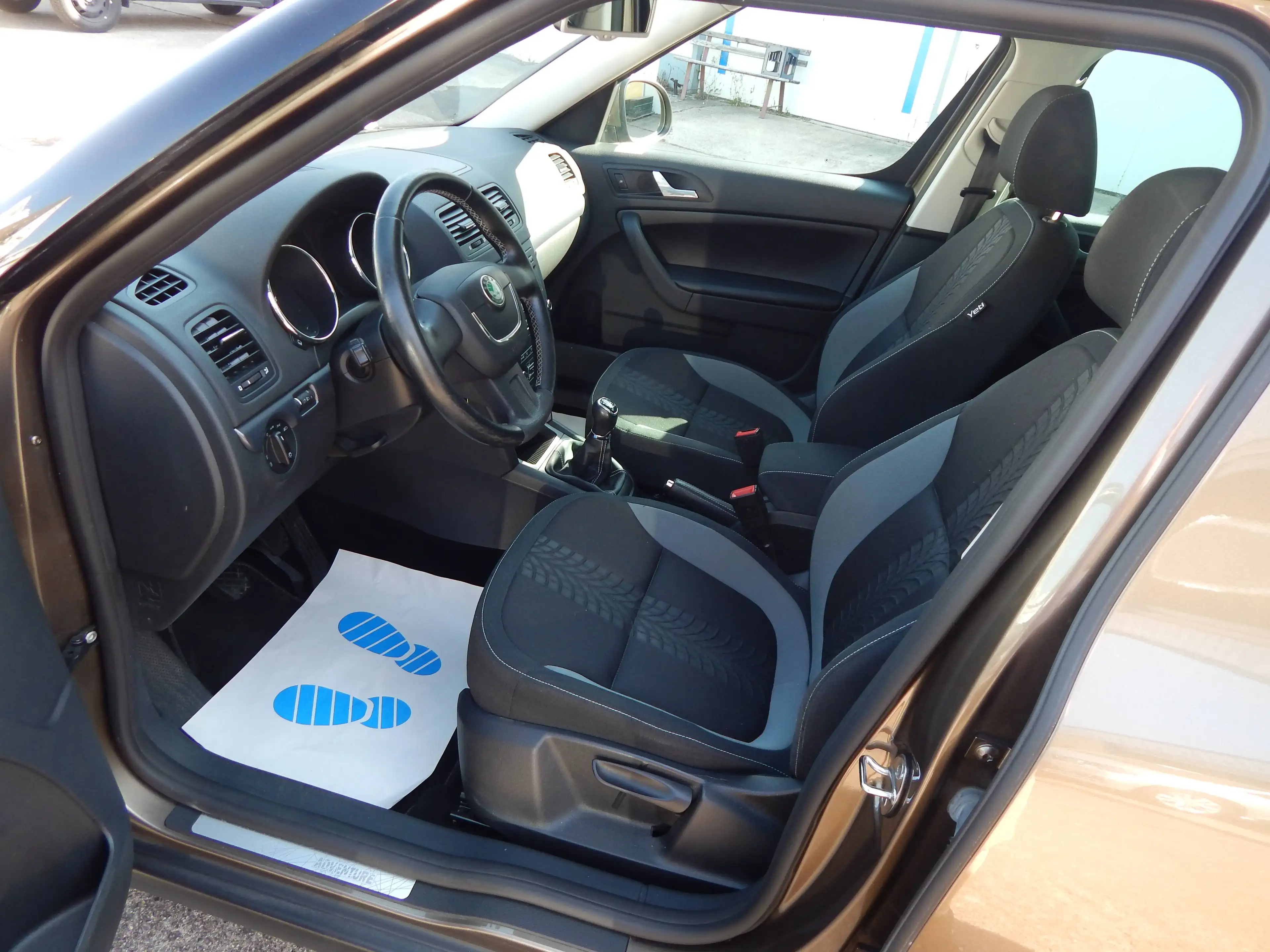 Skoda Yeti Adventure*1.HAND*LM*PDC*90 TKM*SITZHEIZUNG*KLIMAAUT*TOP* — photo 9
