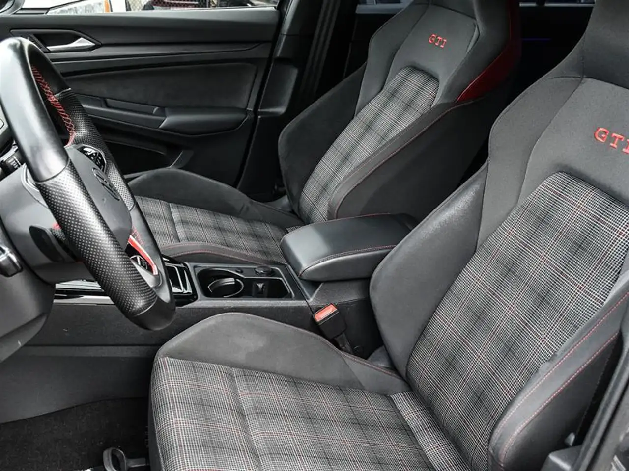 Volkswagen Golf GTI снимка Volkswagen Golf GTI
