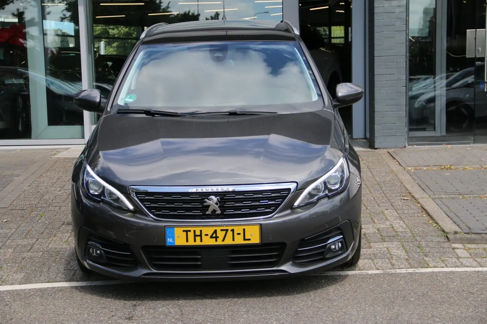 Peugeot 308 SW 1.2 PureTech Tech Edition PANO-DAK + WINTERSET! Grijs - 2