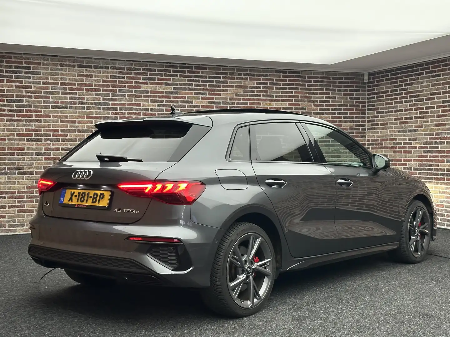 Audi A3 Sportback 45 TFSI e S edition Competition | Dak| S Grijs - 2
