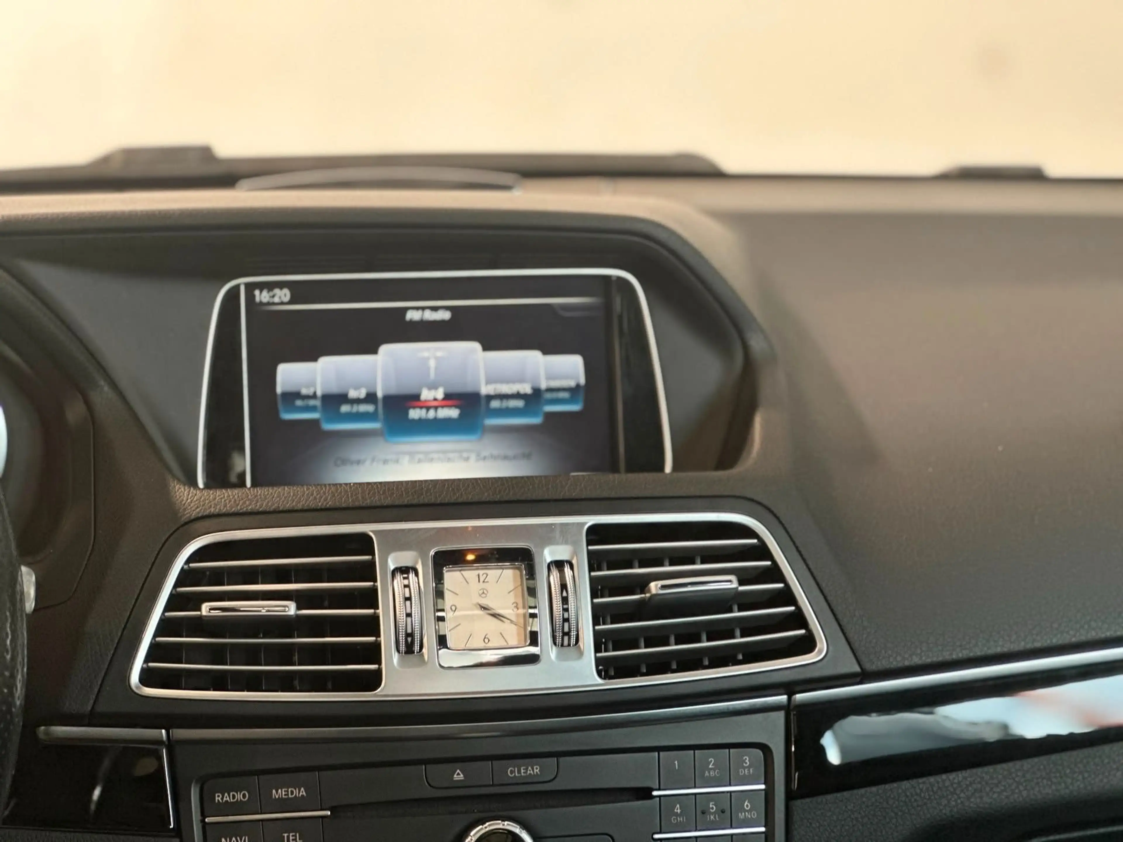 Mercedes-Benz E 250 LEDER NAVI XENON PANO SPORTPAKET 1HD — photo 11