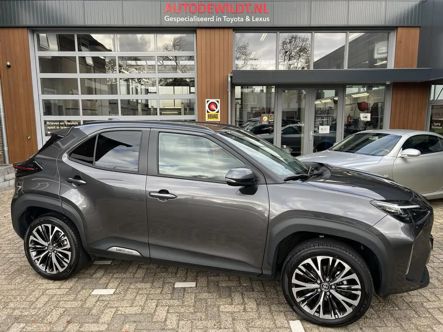 Toyota Yaris Cross 1.5 Hybrid 130 Executive + FABRIEKSGARANTIE Gris - 1