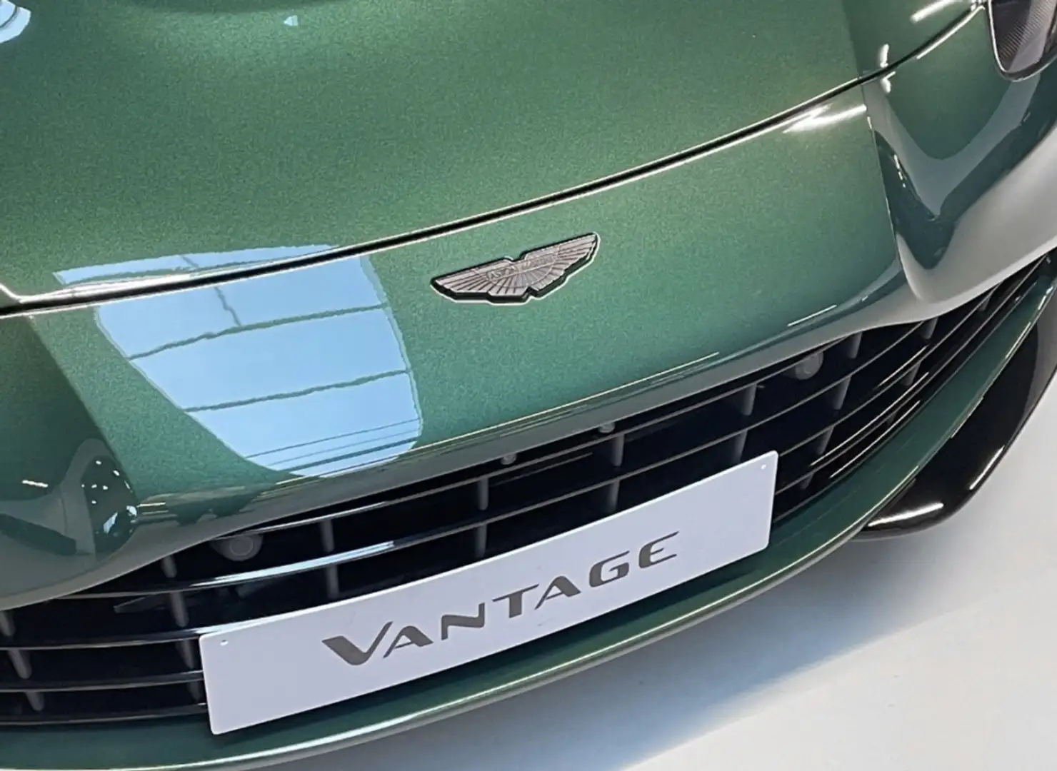 Aston Martin Vantage Roadster - 1