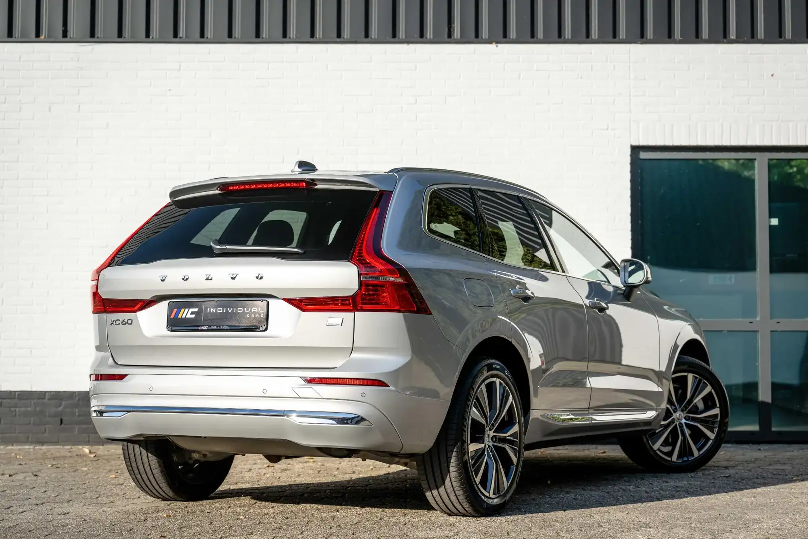 Volvo XC60 2.0 T6 AWD Inscription 398pk Stoelventilatie Nappa Argent - 2