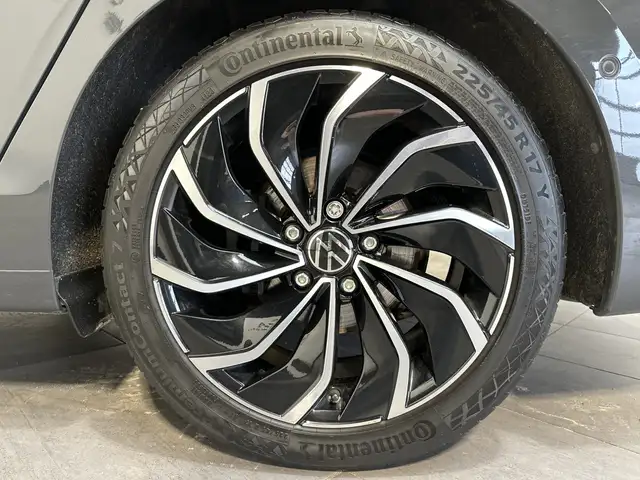 Volkswagen Golf view 3
