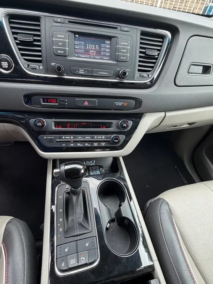 Kia Sedona снимка Kia Sedona