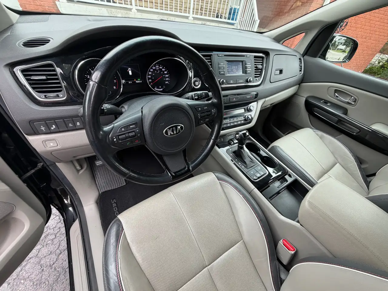 Kia Sedona снимка Kia Sedona