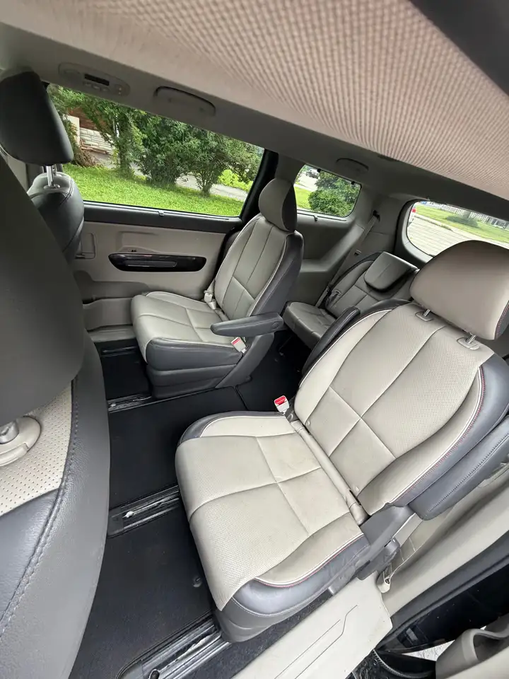 Kia Sedona снимка Kia Sedona