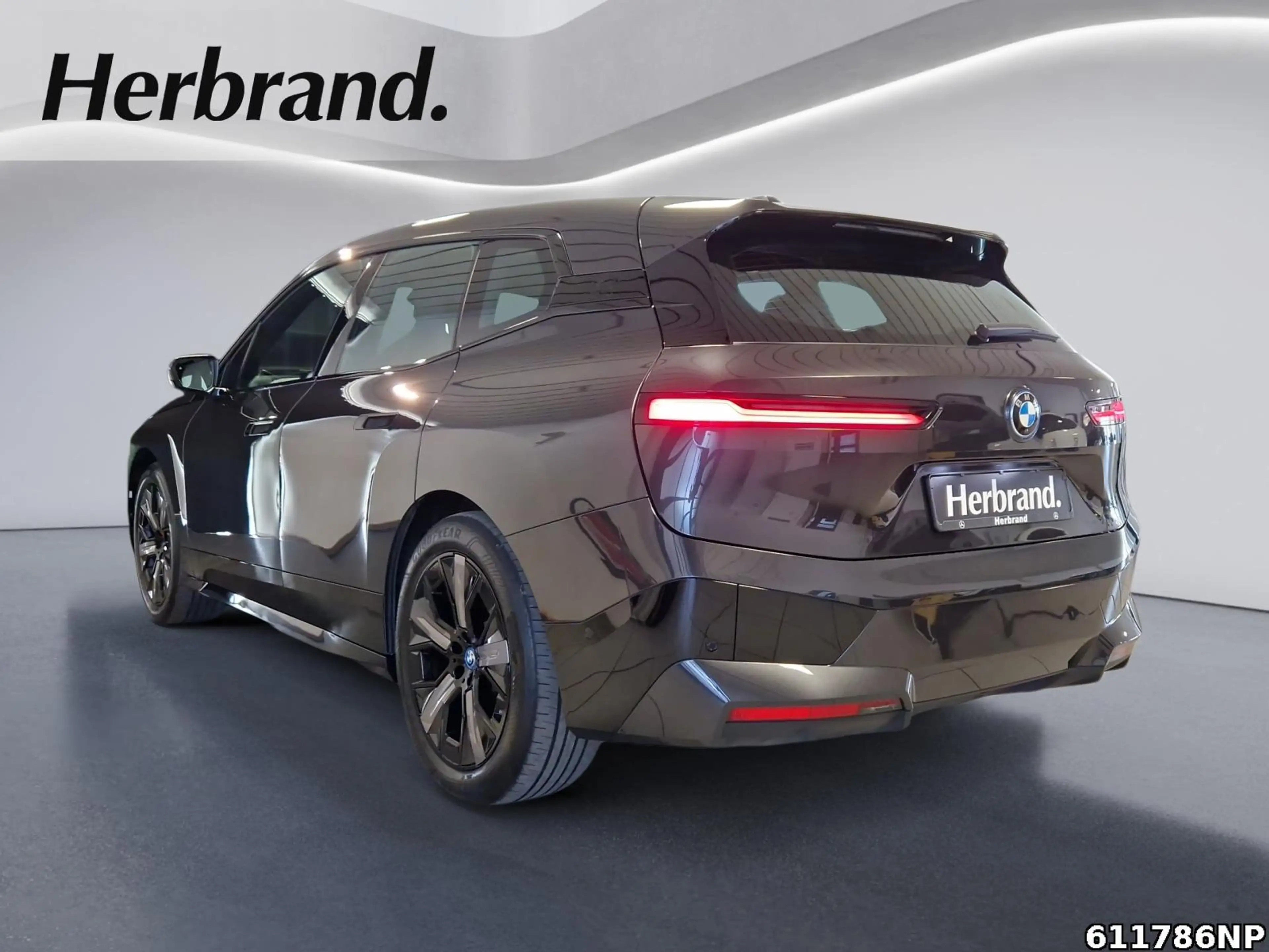 BMW iX xDrive40 — photo 4