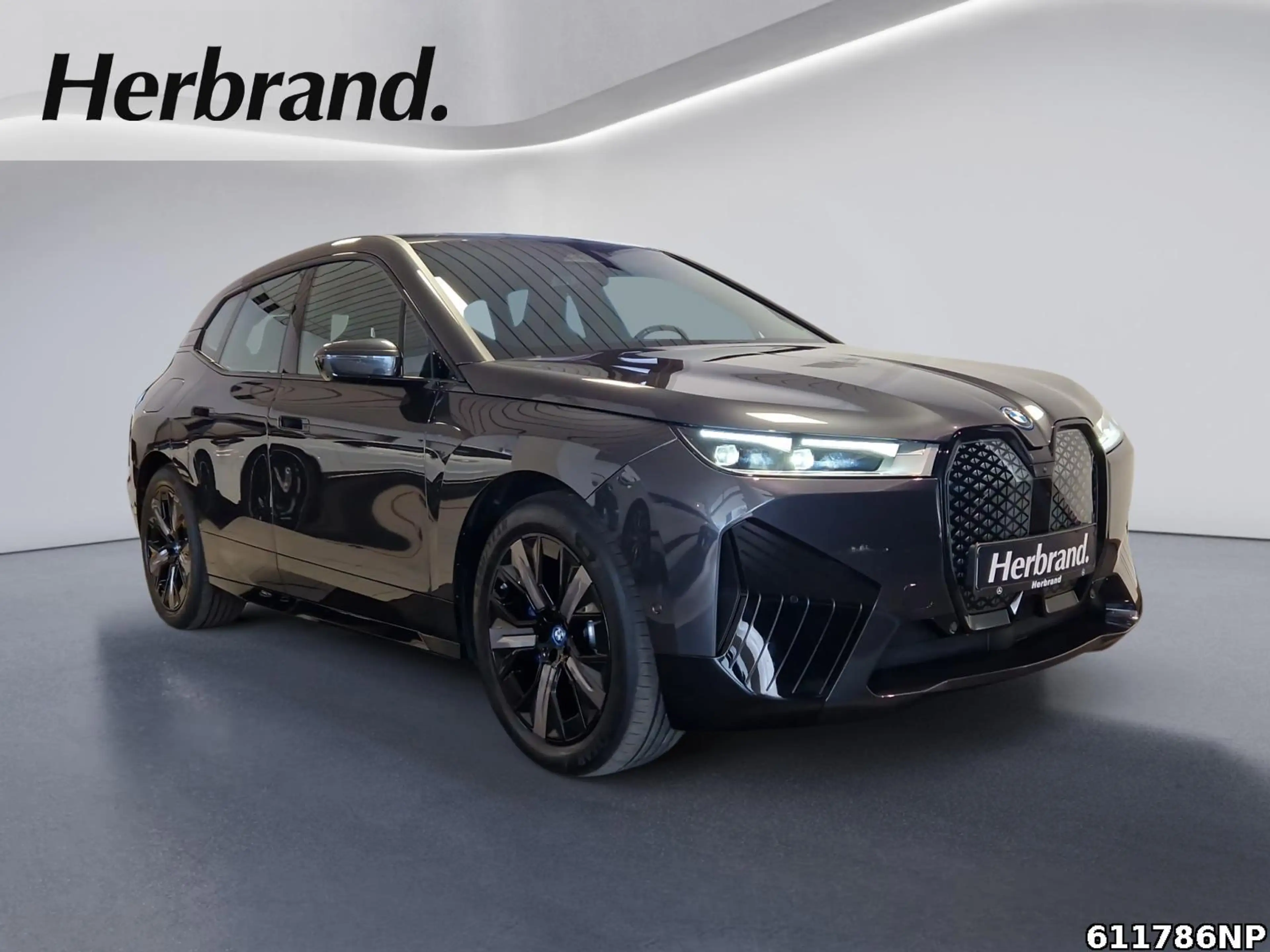 BMW iX xDrive40 — photo 2