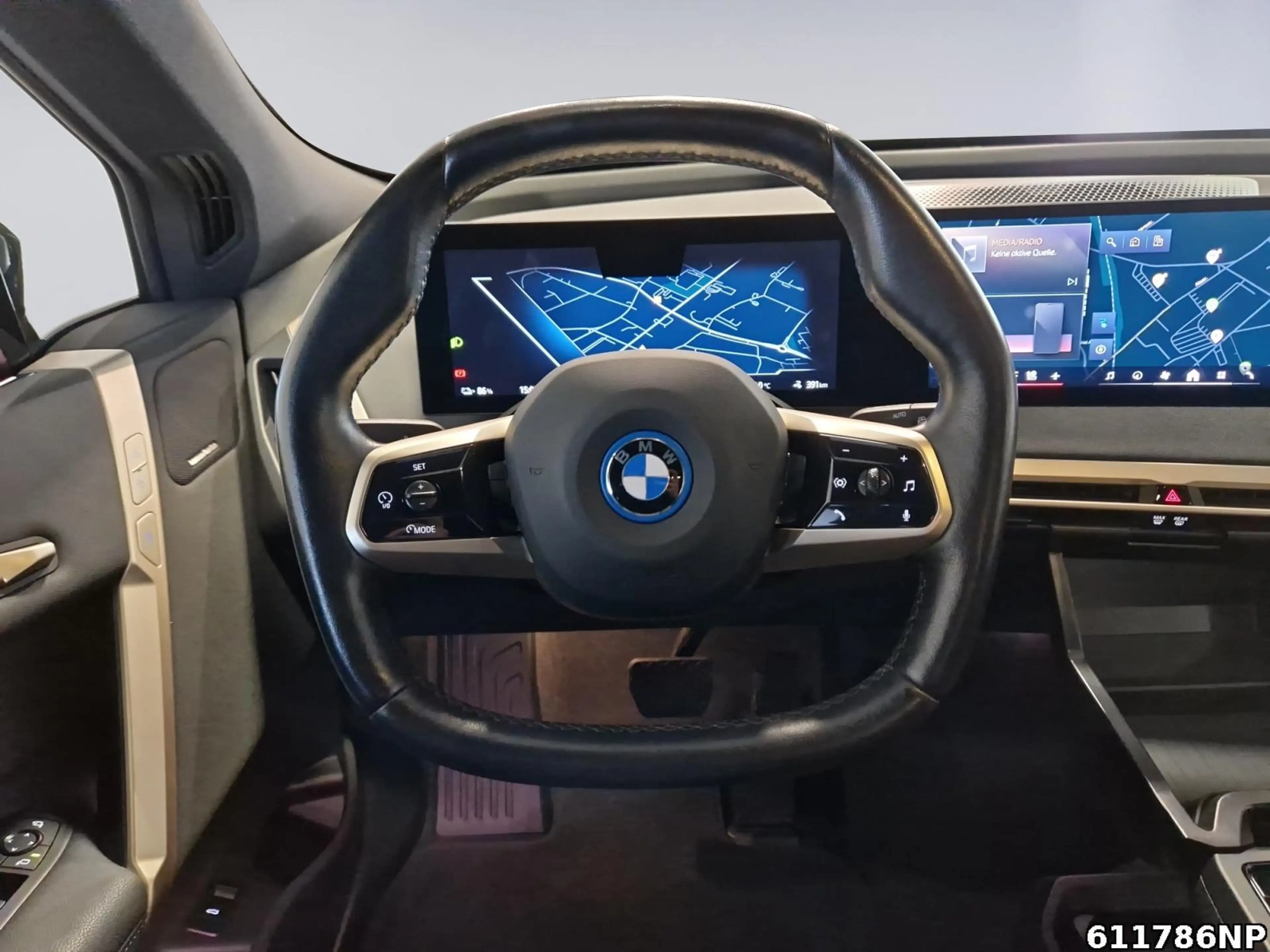 BMW iX xDrive40 — photo 9