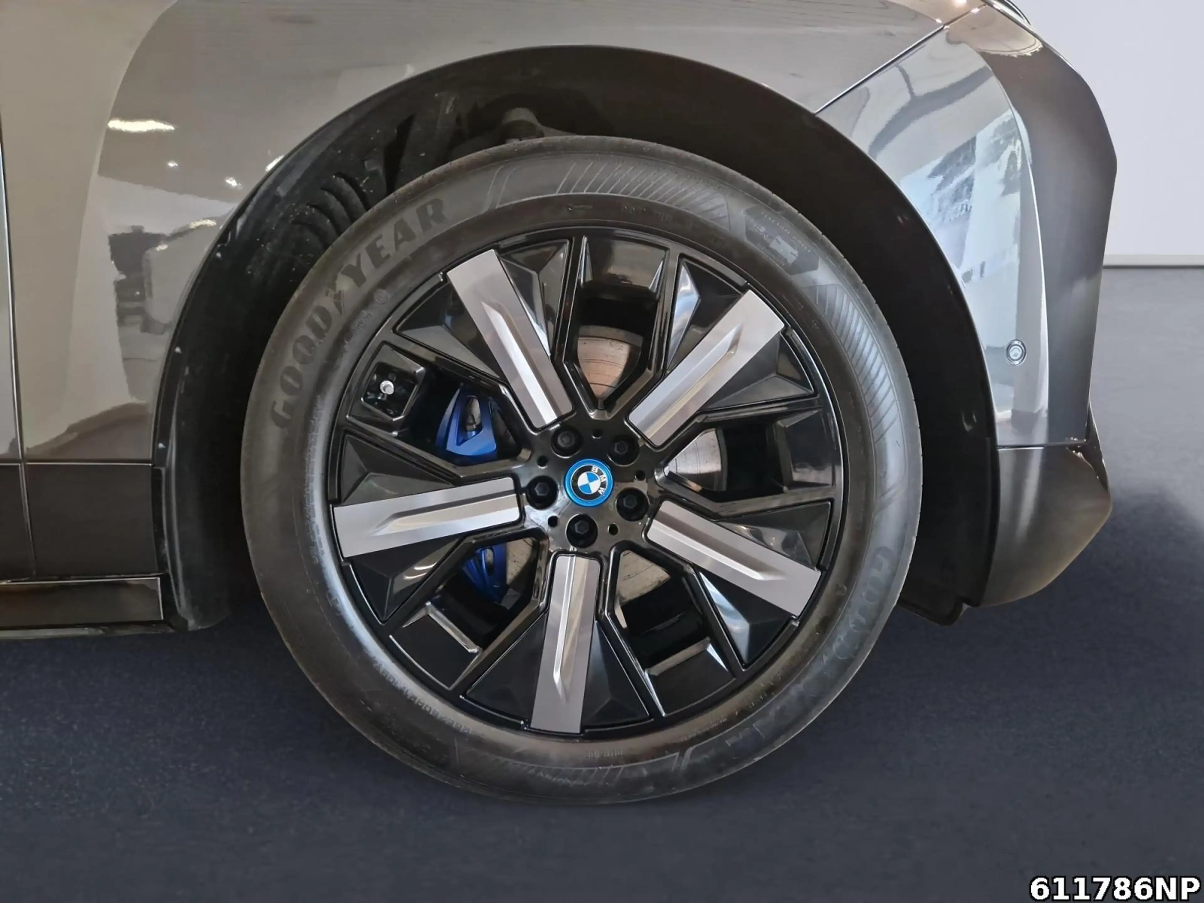 BMW iX xDrive40 — photo 5