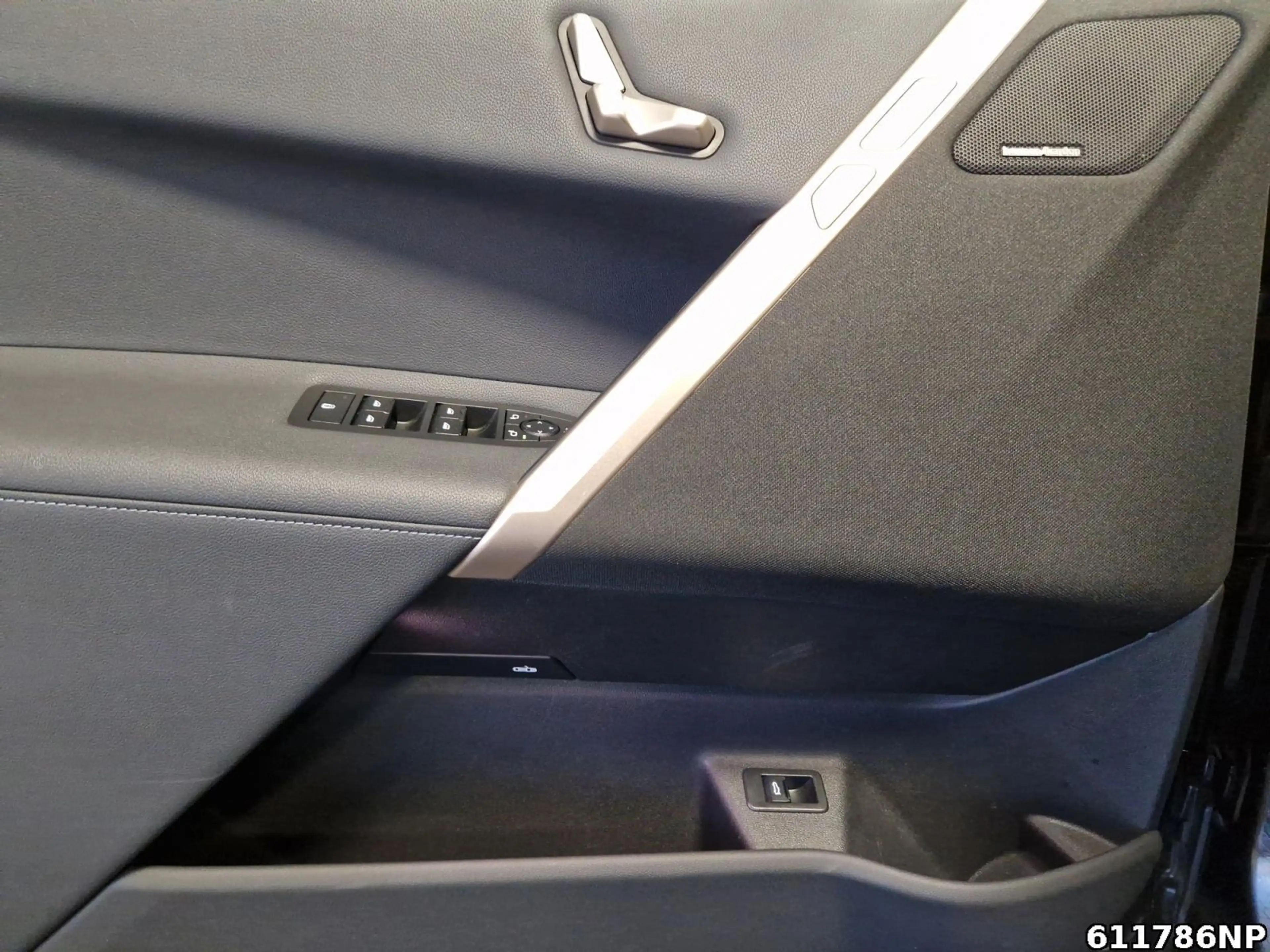 BMW iX xDrive40 — photo 14