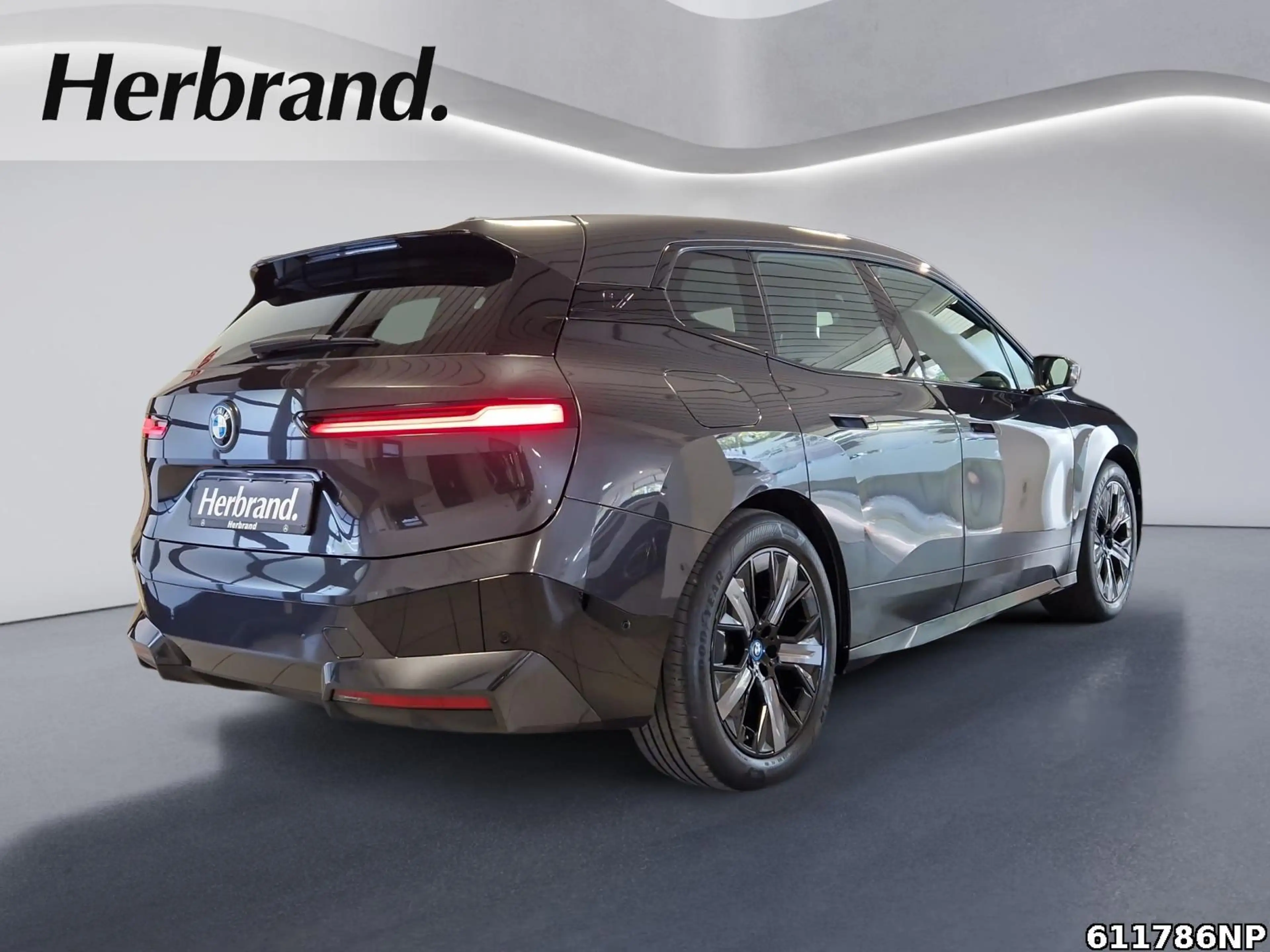 BMW iX xDrive40 — photo 3