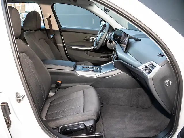 BMW 3 Series view 5