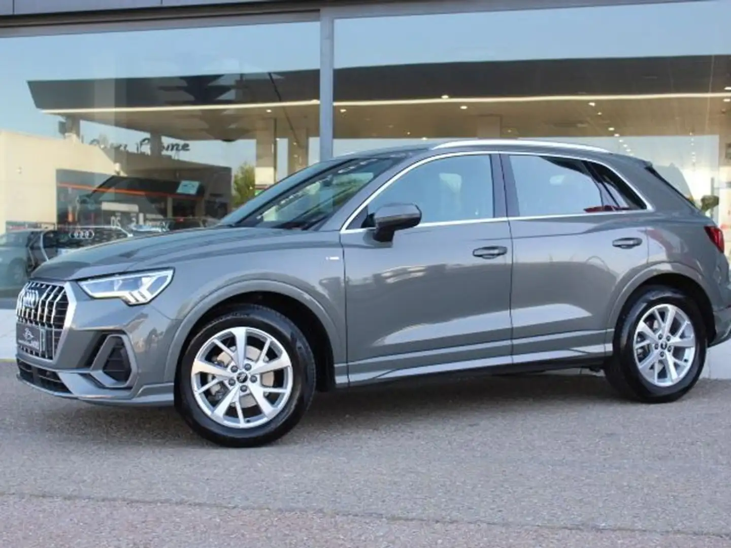 Audi Q3 35 TFSI S line S tronic Gris - 2