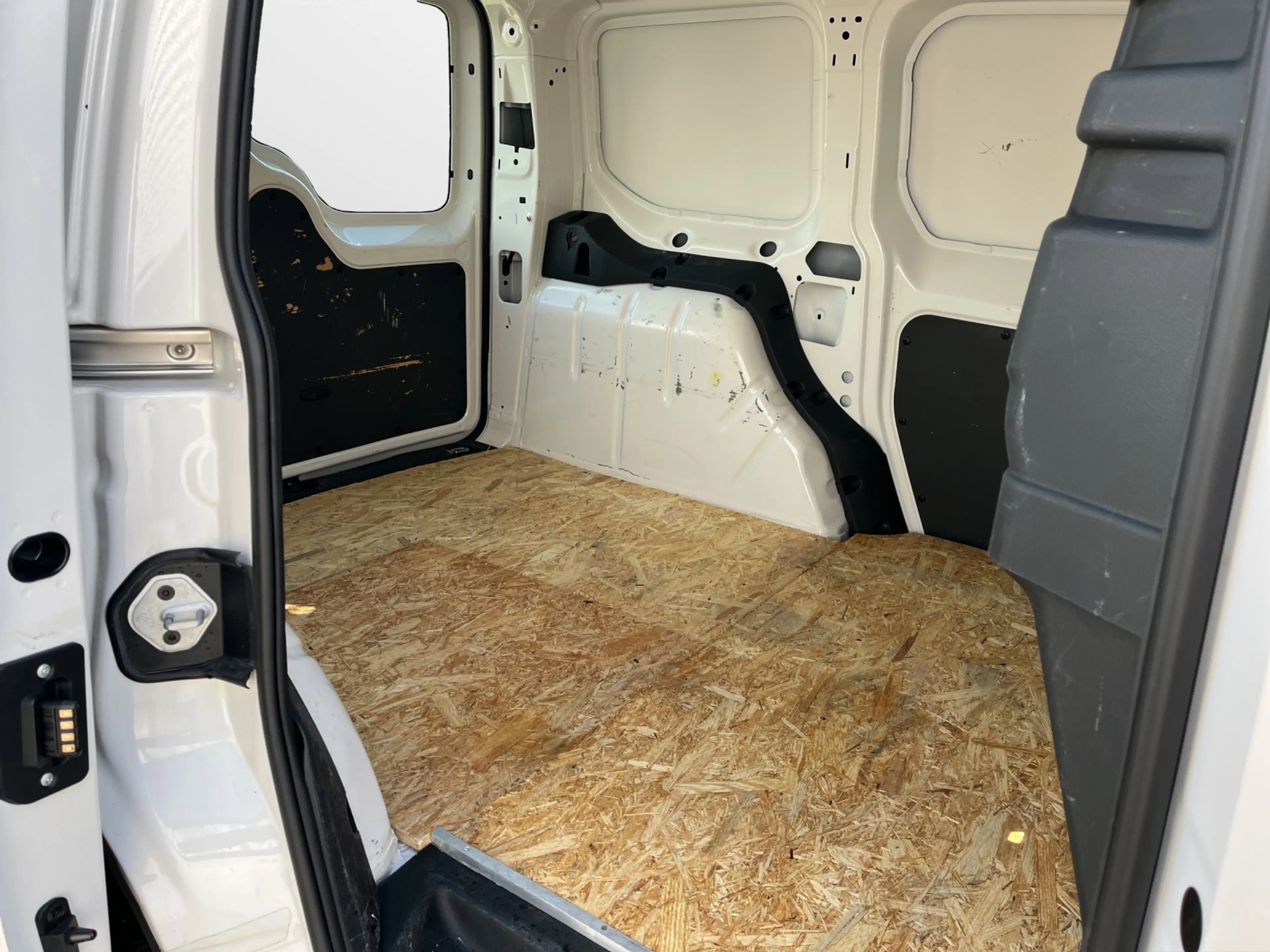 Volkswagen Caddy Cargo 2.0 TDI — photo 11