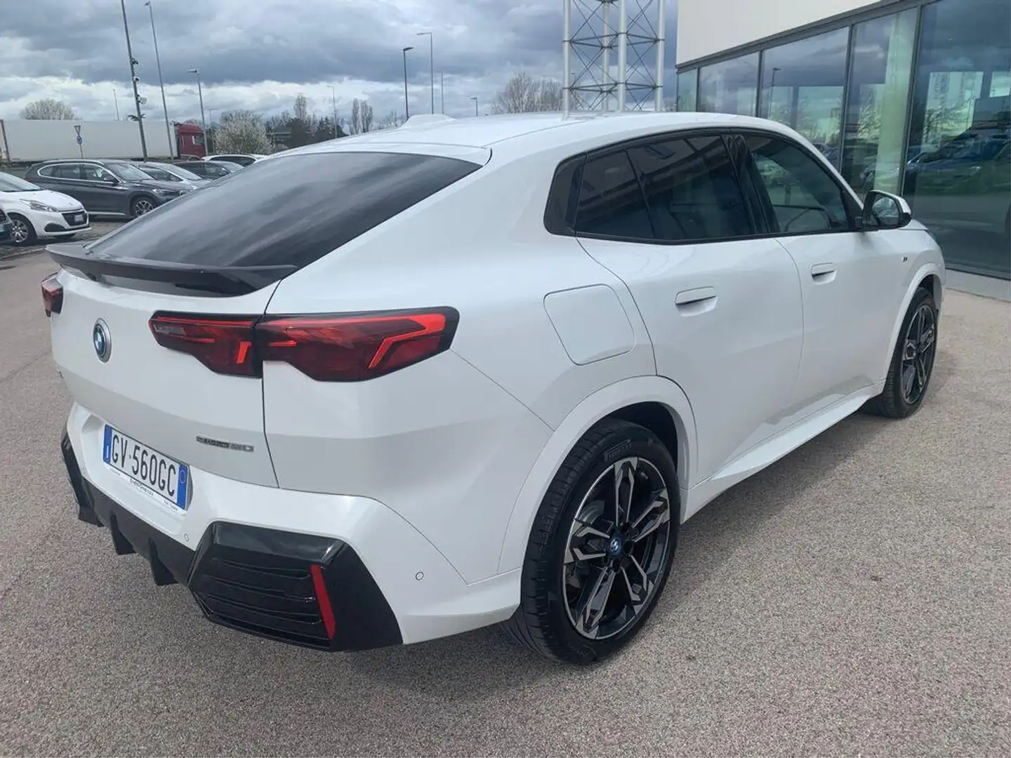 BMW iX2 edrive 20 MSport Alb - 2