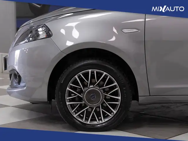 Lancia Ypsilon view 8
