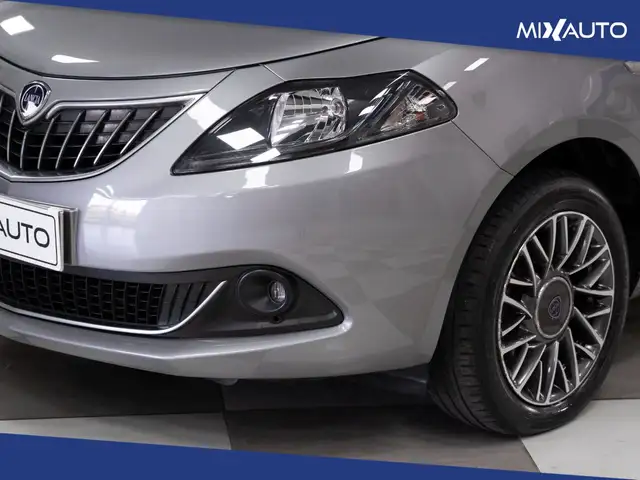 Lancia Ypsilon view 9