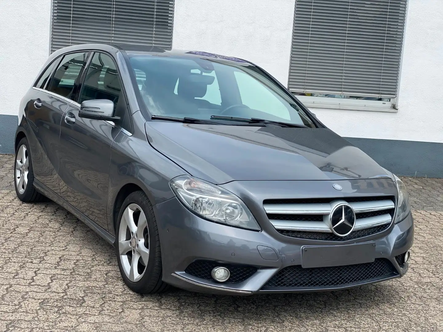Mercedes-Benz B 180 SPORTPAKET *Leder/Navi/2XPTS/Bluetooth* Grijs - 1