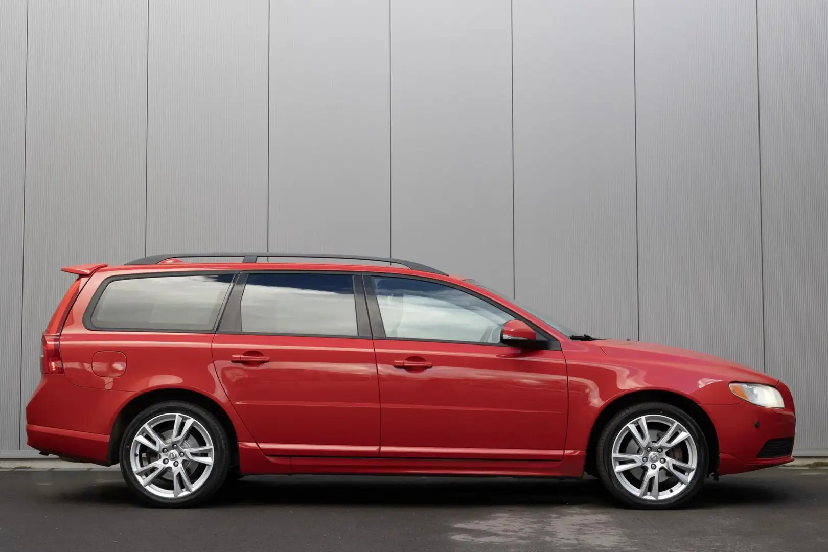 Volvo V70 2.5T Momentum Stoelverwarming|Xenon|230PK Rouge - 1