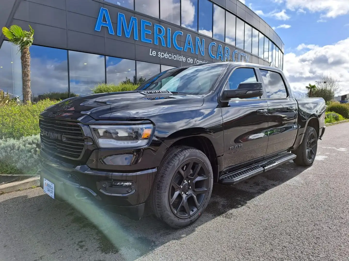 Dodge RAM 1500 CREW LARAMIE SPORT NIGHT EDITION eTorque Noir - 1
