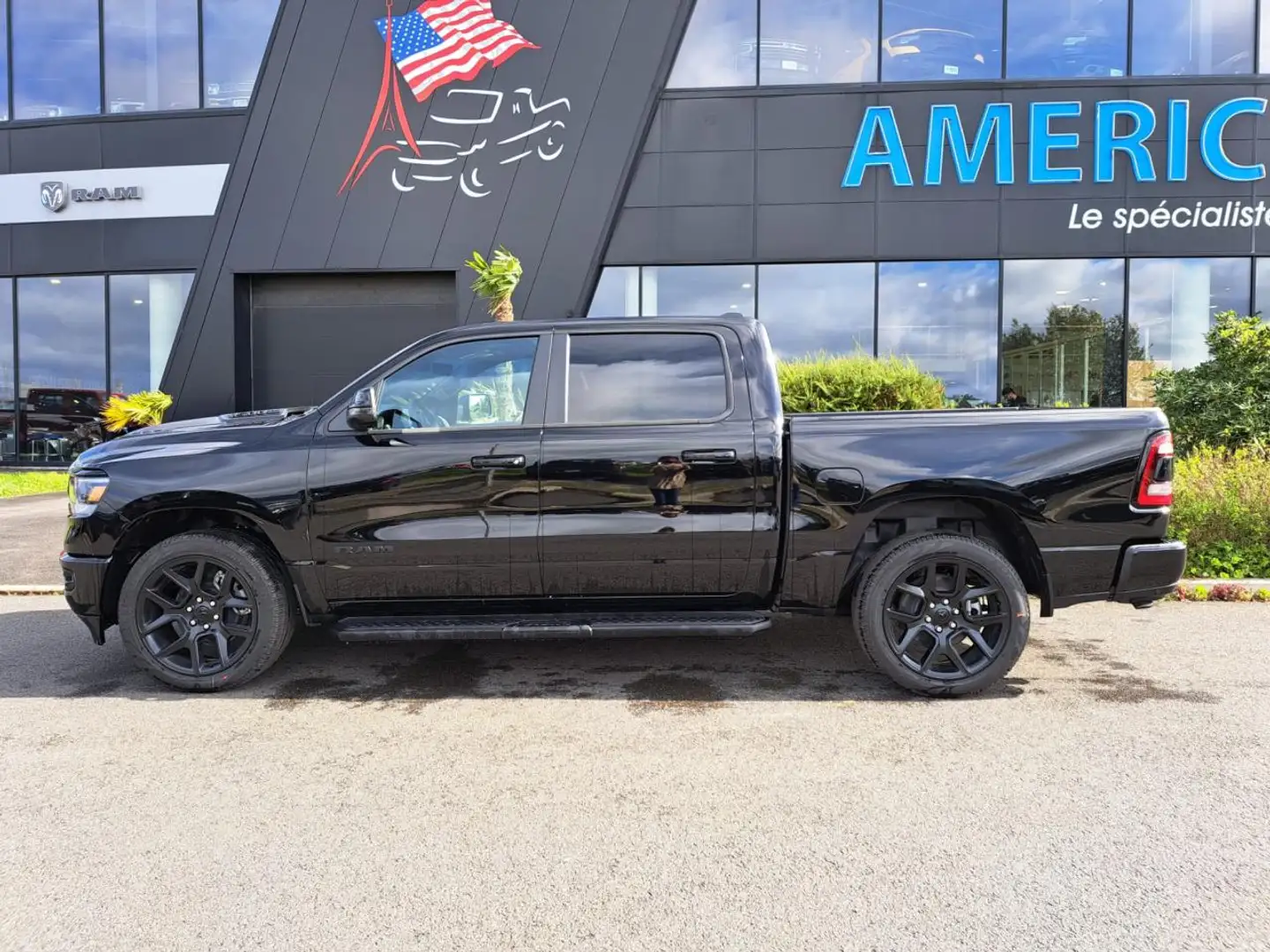 Dodge RAM 1500 CREW LARAMIE SPORT NIGHT EDITION eTorque Noir - 2