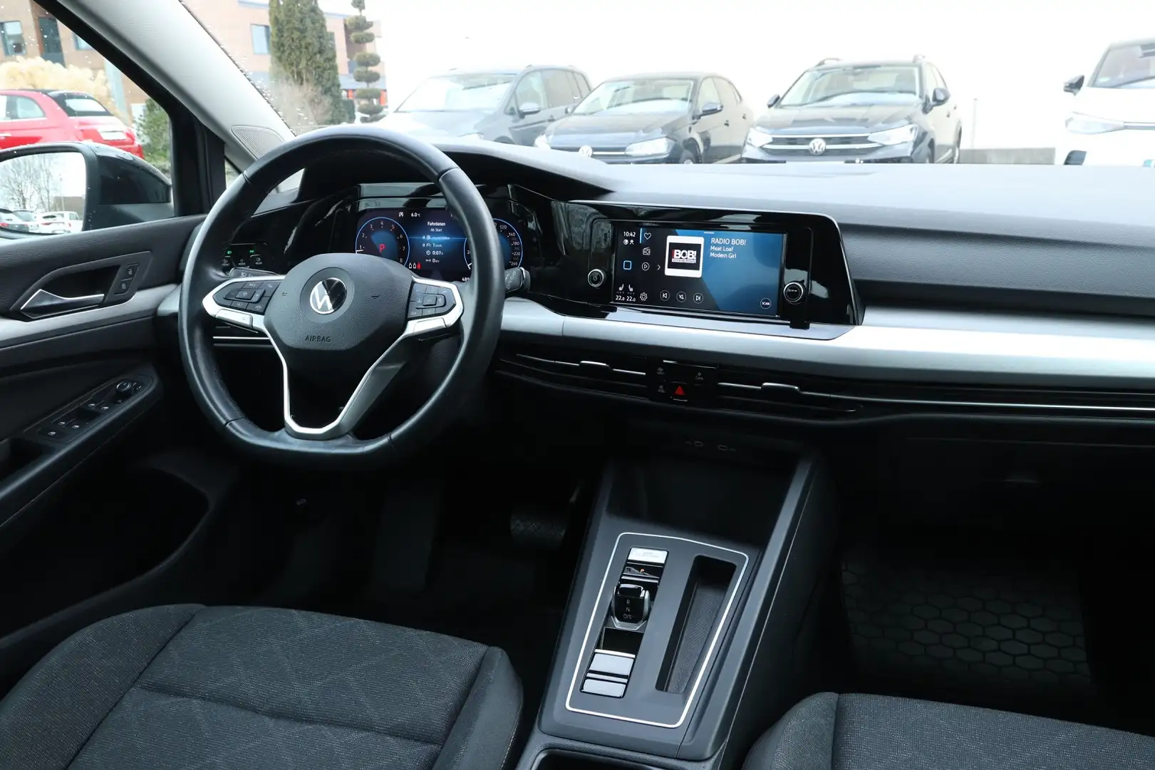 Volkswagen Golf VIII 1.5 eTSI Life DSG*ALU*PANO*SHZ*MATRIX-LE Schwarz - 2