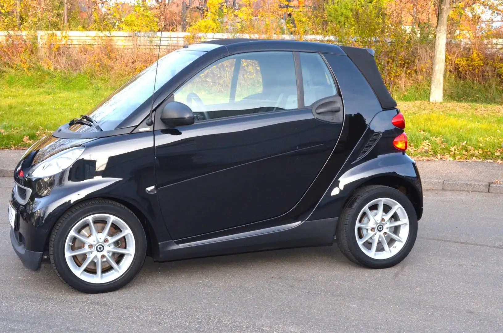 smart forTwo fortwo cabrio 62 kW Schwarz - 2