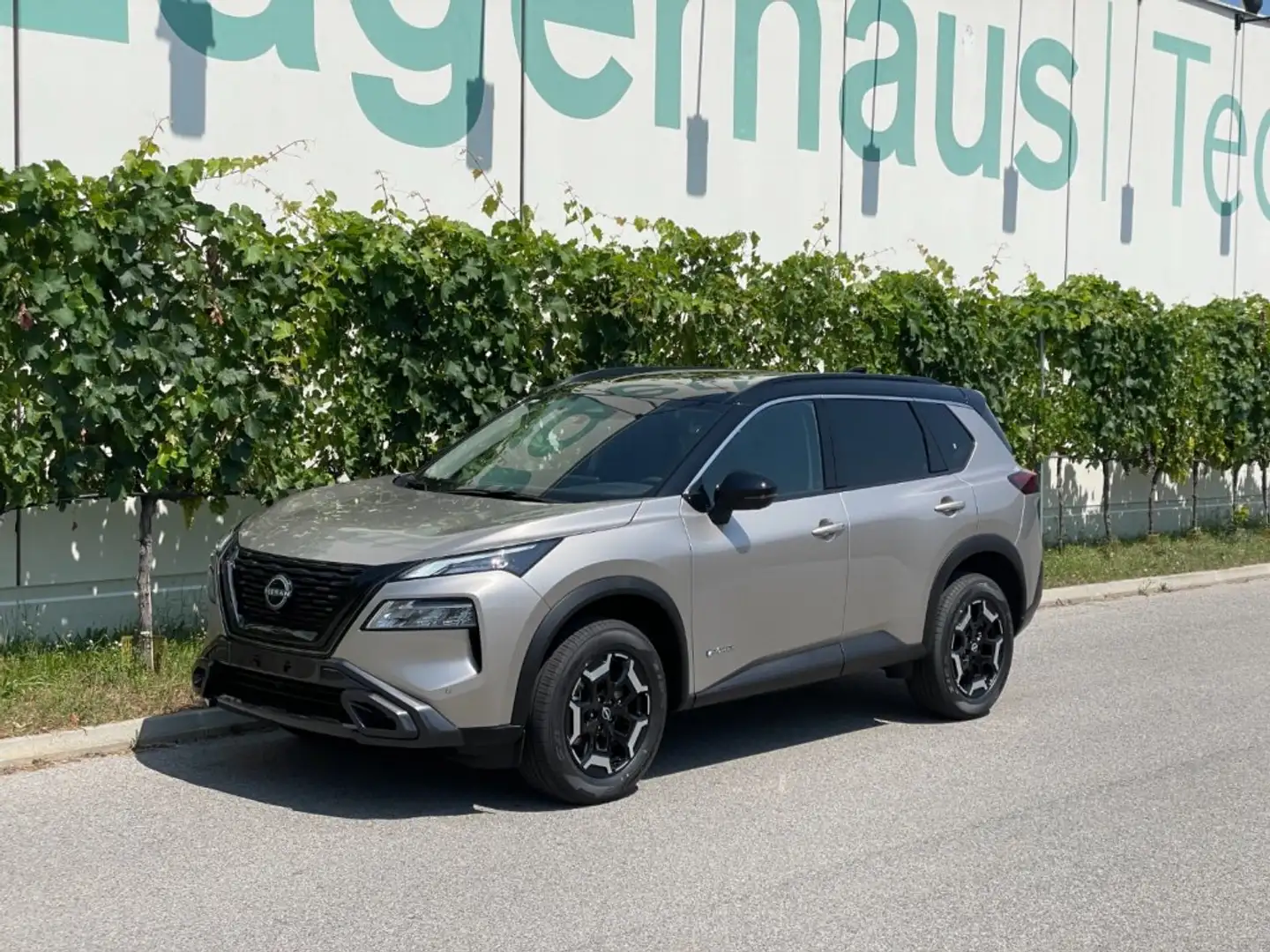 Nissan X-Trail 1.5 VC-T e-4ORCE 214PS 5S N-Trek SONDERMOD Silber - 1