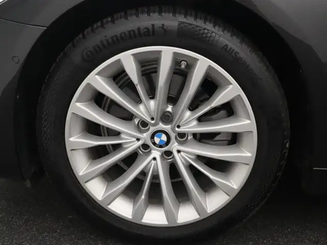 BMW 5 Series view 6