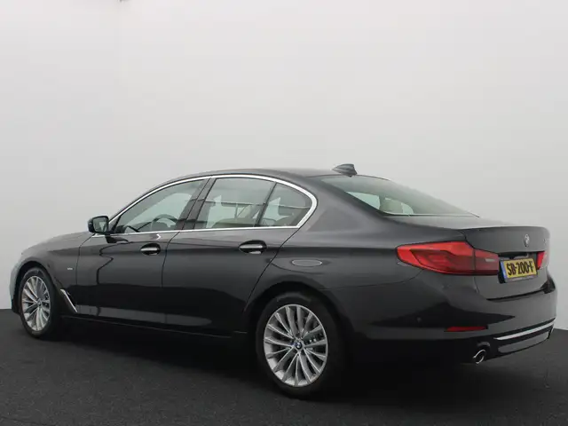 BMW 5 Series view 3
