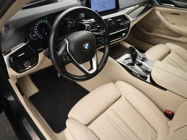BMW 5 Series view 10