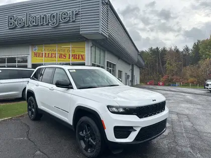 White 2025 Jeep Grand Cherokee Altitude 4WD SUV / Crossover Four-Wheel Drive 8-Speed Automatic