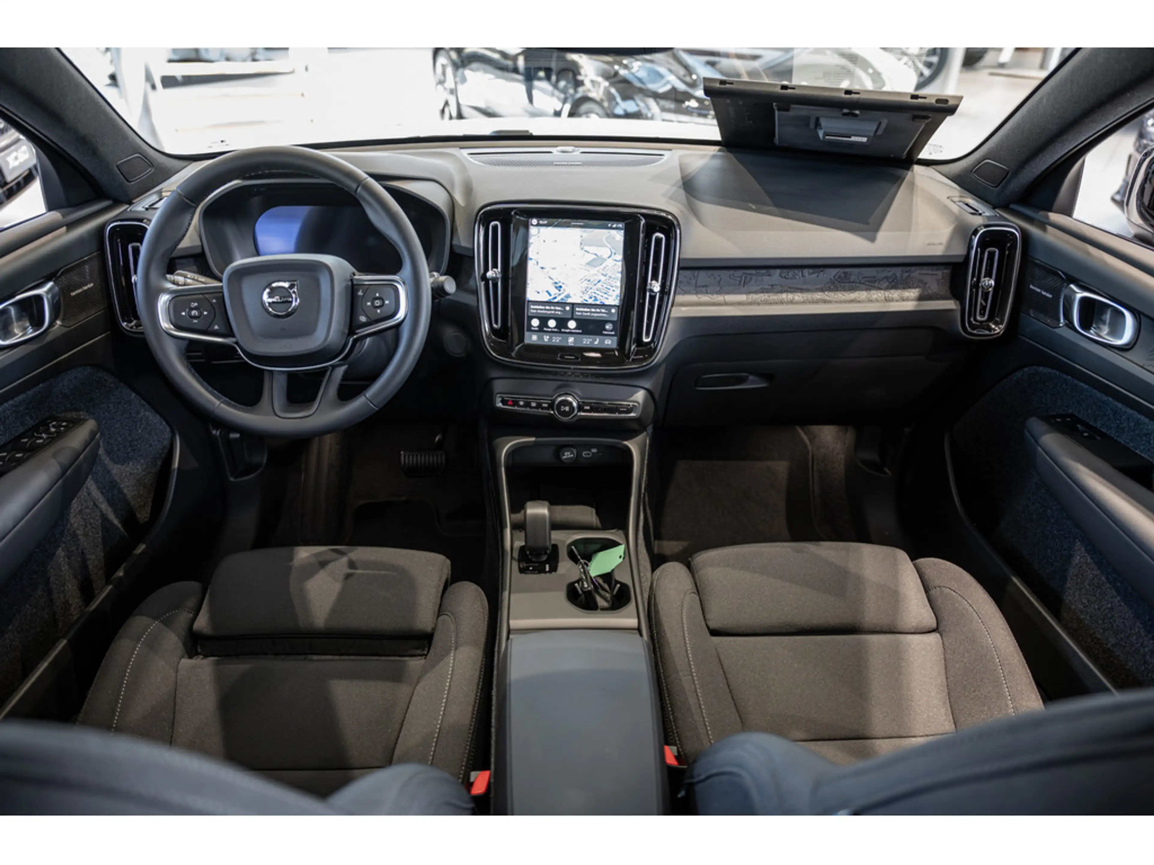 Volvo EC40 Plus Black Edition Single Motor Extended Range — photo 7
