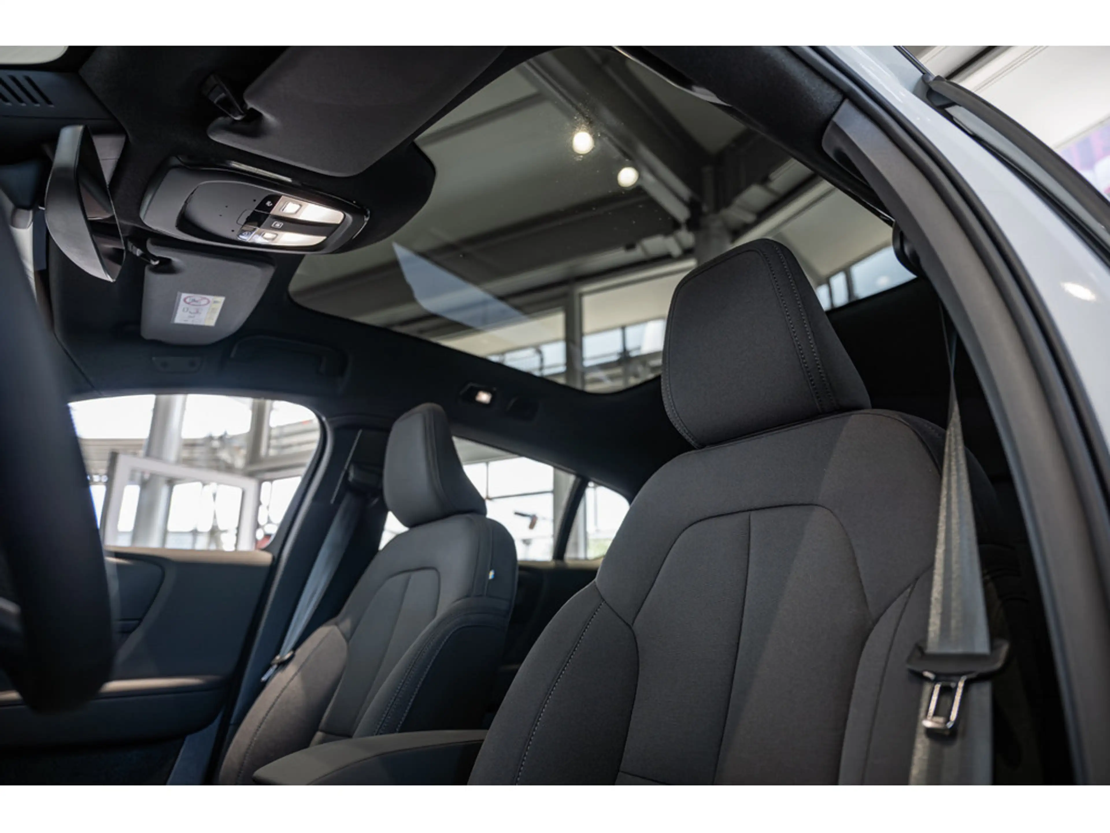 Volvo EC40 Plus Black Edition Single Motor Extended Range — photo 10