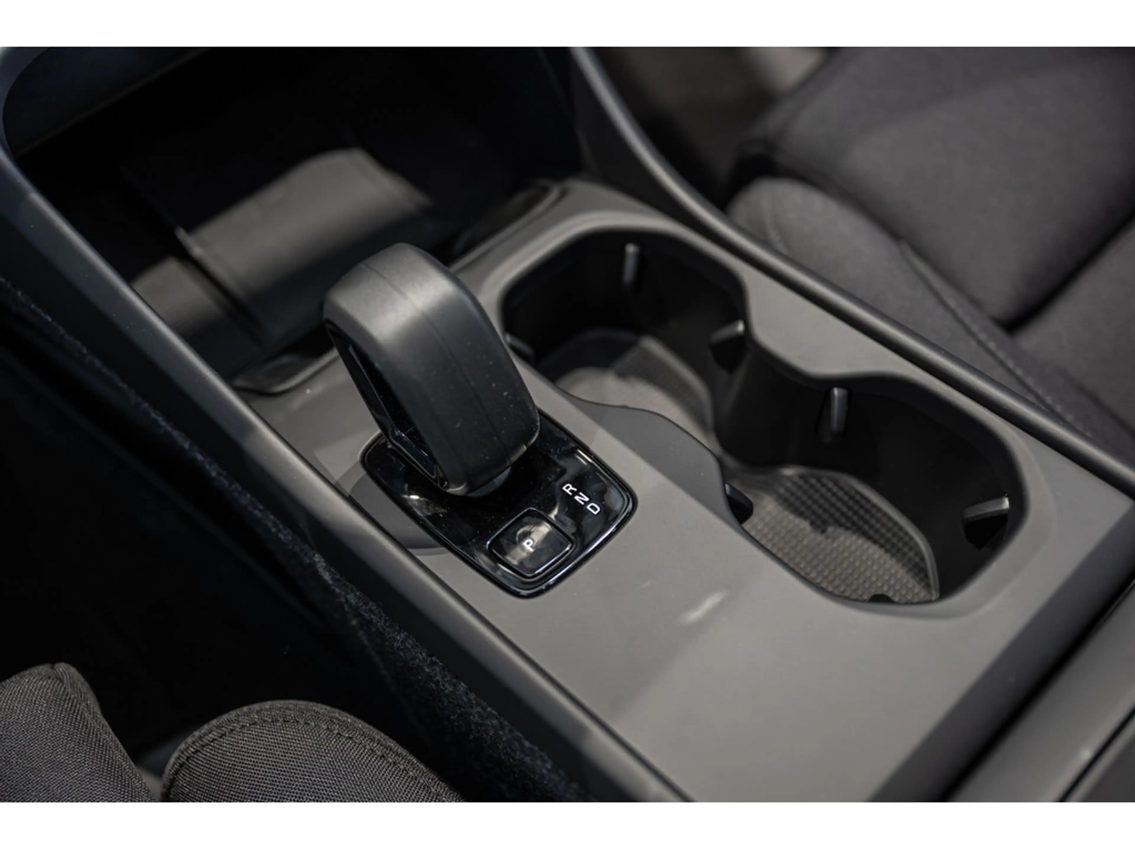 Volvo EC40 Plus Black Edition Single Motor Extended Range — photo 14