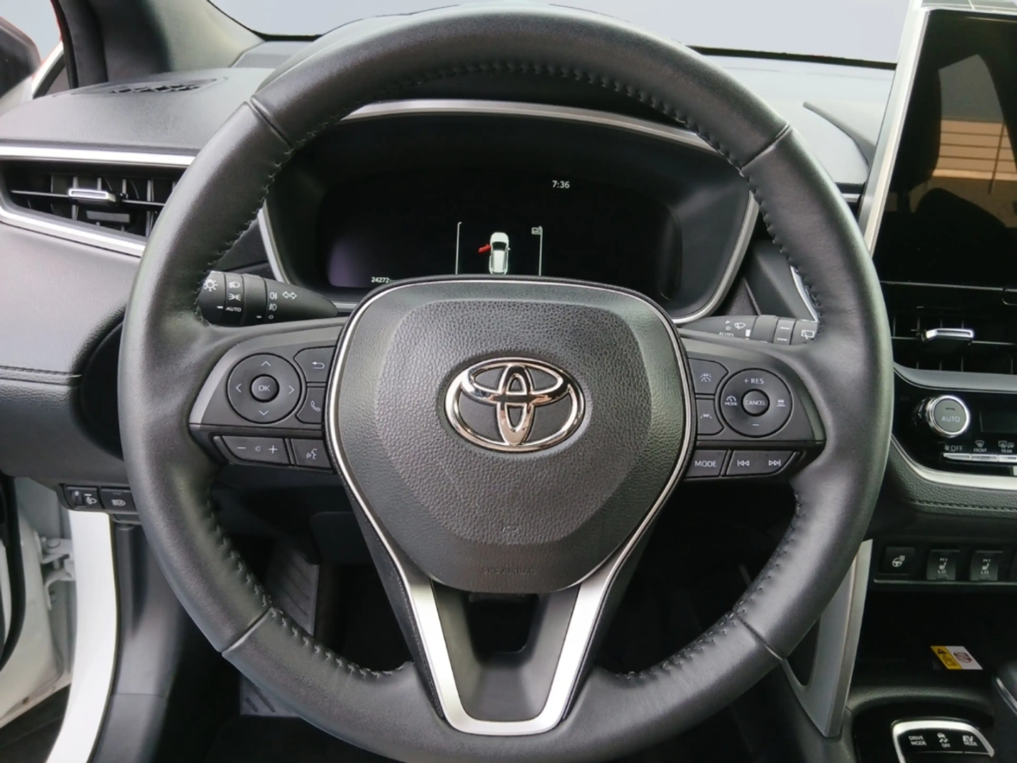 Toyota Corolla Cross 2.0 Hybrid Team D *LED*CAM*SHZ*PDC* — photo 12